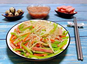 鲜嫩可口的豆芽茼蒿火腿炒粉条装入盘中就大功告成了