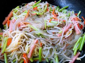 放入茼蒿同时放入盐炒匀入味