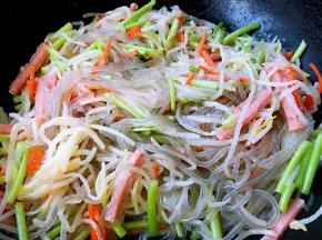 放入茼蒿同时放入盐炒匀入味