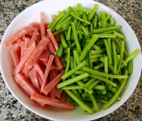 茼蒿和火腿切成小段