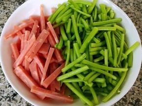 茼蒿和火腿切成小段