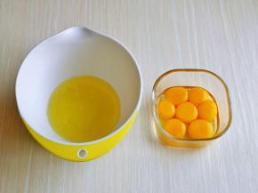 首先将6个鸡蛋的蛋黄与蛋白分离，剩下一个全蛋加入蛋黄中。