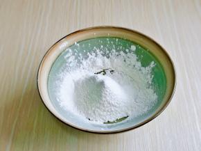 再筛入金龙鱼糕点小麦粉，用硅胶铲翻拌均匀无干粉。