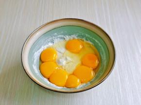 加入6个蛋黄一个全蛋。