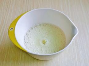 蛋白中滴入白醋启动电动打蛋器将蛋白低速打至呈现鱼眼泡。