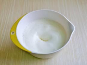 加入三分之糖，继续低速打发。