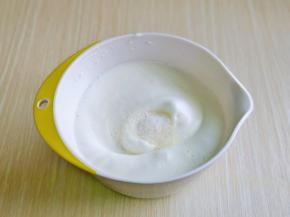 蛋清泡消失细腻时再加入三分之一的糖，继续打发。