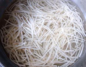 焯好水的豆芽立即放入冷水中过凉后沥干水份备用