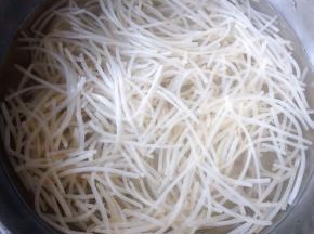 焯好水的豆芽立即放入冷水中过凉后沥干水份备用