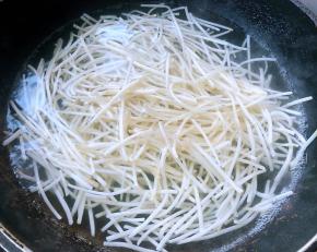 豆芽放入开水中焯水断生切记时间不宜过长