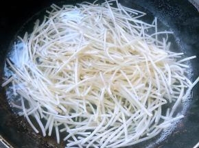 豆芽放入开水中焯水断生切记时间不宜过长