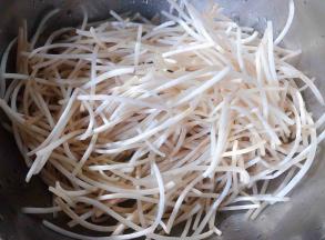 新鲜的豆芽摘去两端洗净备用