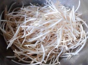 新鲜的豆芽摘去两端洗净备用