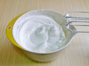 打至湿性发泡时加入最后的三分之一糖，继续打发至蛋白出现细腻的纹路，提起打蛋器有微微的弯勾即可！