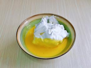 取三分之一的蛋白霜加入蛋黄糊中，翻拌手法直至看不到蛋白霜。