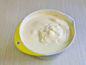 再把蛋黄糊倒入蛋白霜的容器中，翻拌均匀看不到蛋白霜即可。(这时烤箱135度预热)