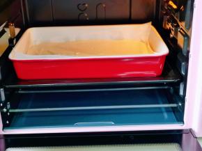 下面烤盘里面装入三分之一的冷水，再把蛋糕烤盘放在有水的盘里。(水浴法哈)