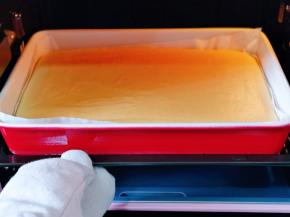 戴上隔热手套，取出烤盘。