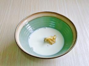 加入纯牛奶，用手动打蛋器，打至均匀。