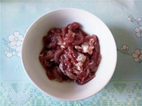 瘦肉洗干净，切细条，调料勺小半勺盐，2汤匙料酒，加一点水洒进肉里，用手抓揉几分钟，再倒1汤匙油，再抓揉一会。然后腌制10分钟以上，这样的肉炒出来才嫩。