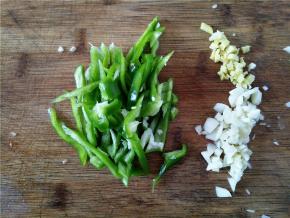 青椒切丝，姜和蒜切碎。