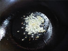 锅烧热，倒入约5汤匙的油，下姜蒜爆一下。