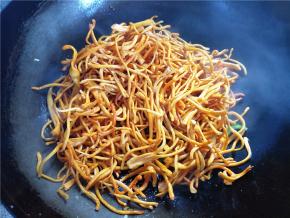 再接着下虫草，翻炒拌匀一两分钟。