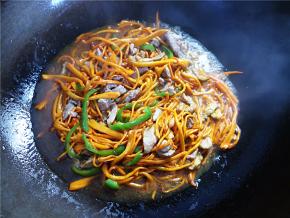 加入半碗开水，半勺盐，1汤匙生抽，拌匀之后，盖上转小火炖煮两三分钟，然后开盖收到汤汁剩一点就可以了。不要完全收干，要有点汤才好吃。