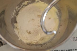 将碱水包的所有材料放入厨师机桶内。