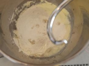 将碱水包的所有材料放入厨师机桶内。