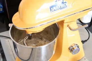 先2档揉至无干粉，再5档快速搅打面团（整个过程大概10分钟，面温24-26度）。