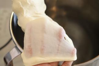 面团状态为可以拉出坚韧不易破，略透明的膜即可。