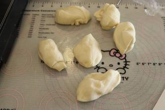 面团平均分成6小份。