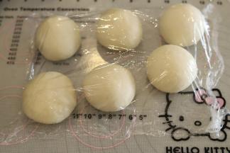 收圆后盖上保鲜膜松弛15-20分钟（室温尽可能控制在26度左右）