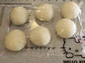 收圆后盖上保鲜膜松弛15-20分钟（室温尽可能控制在26度左右）