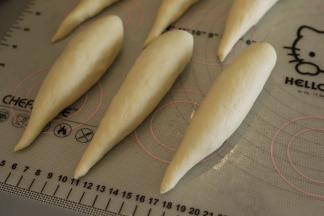 面团分别搓成水滴状。