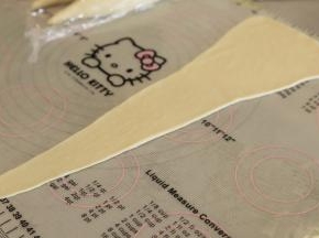 用擀面杖擀成倒三角形，长度10厘米，高度为35厘米。