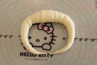 从上往下卷成牛角形状。