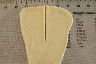 在顶部中间切一条长为9厘米的切口。