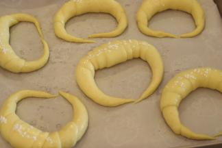 烤箱预热200度，捞出的碱水包洒上烘焙盐（家里的粗盐也是可以的）。