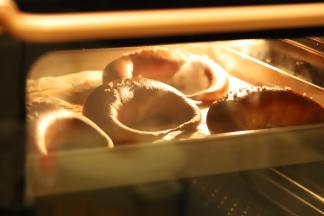 放入烤箱，上下火中层，烘烤时间18-20分钟。