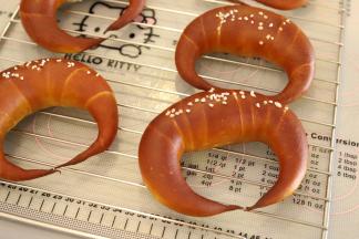 出炉的碱水包呈现暗红色，非常的漂亮。