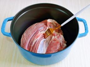 泡好的牛腱子放去铸铁锅中，再用食品叉扎出洞洞眼，便于入味儿。