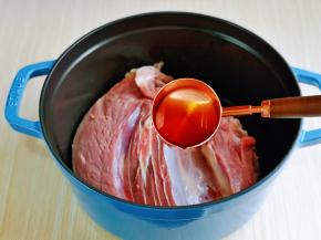 加入料酒，适当多些，去腥。