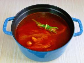 腌制好的牛肉加入纯净水，适当多一些哈，因为要炖的久一点。