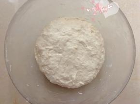 加入中种其它材料，用刮刀搅拌至无颗粒无干粉状态。