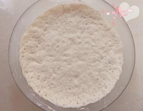 盖上保鲜膜，放入冰箱冷藏一夜。发酵好的面团内部是蜂窝眼。