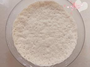 盖上保鲜膜，放入冰箱冷藏一夜。发酵好的面团内部是蜂窝眼。