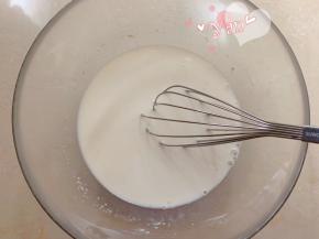提前一晚做中种面团。将常温牛奶倒入盆里，加酵母和细砂糖，用蛋抽搅拌至干酵母完全溶解。