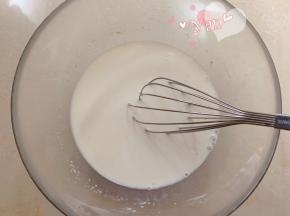 提前一晚做中种面团。将常温牛奶倒入盆里，加酵母和细砂糖，用蛋抽搅拌至干酵母完全溶解。